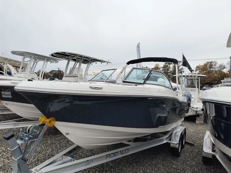 The Image of Robalo R207 Dual Console 2024 - 0