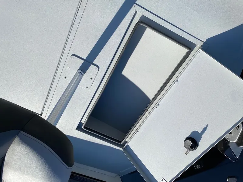 Slide: The Image of Crestliner 1700 Ridge 2025 - 10