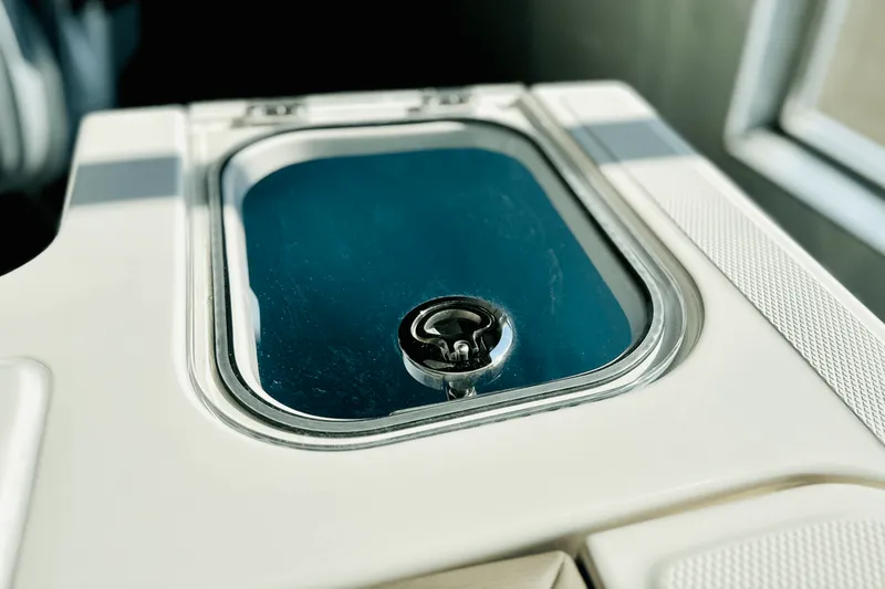 Slide: The Image of Boston Whaler 240 Vantage 2025 - 10