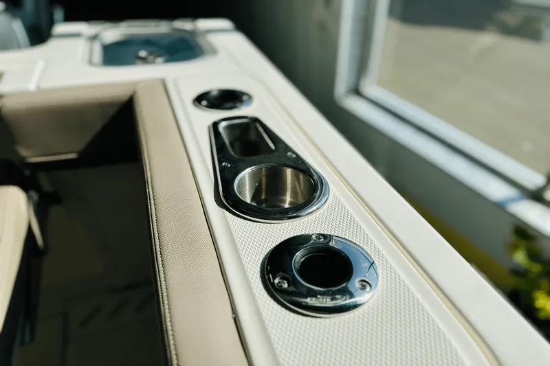 Slide: The Image of Boston Whaler 240 Vantage 2025 - 11