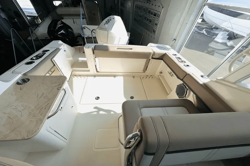 Slide: The Image of Boston Whaler 240 Vantage 2025 - 12