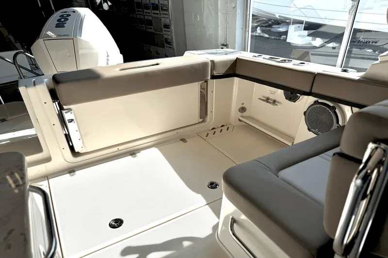Slide: The Image of Boston Whaler 240 Vantage 2025 - 13