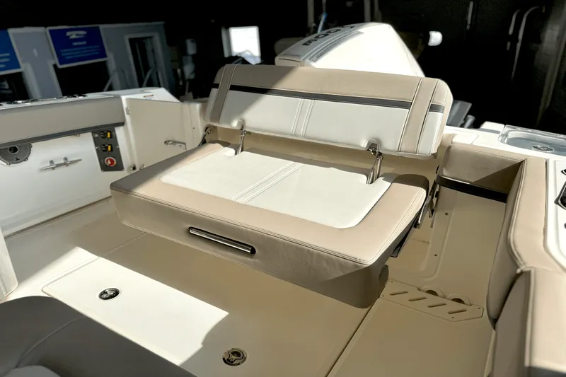 Slide: The Image of Boston Whaler 240 Vantage 2025 - 14