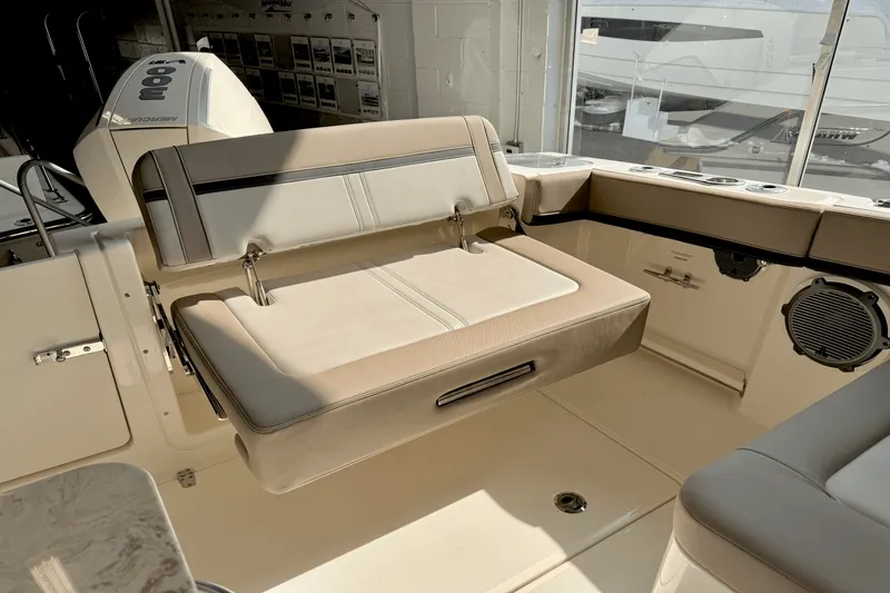 Slide: The Image of Boston Whaler 240 Vantage 2025 - 15