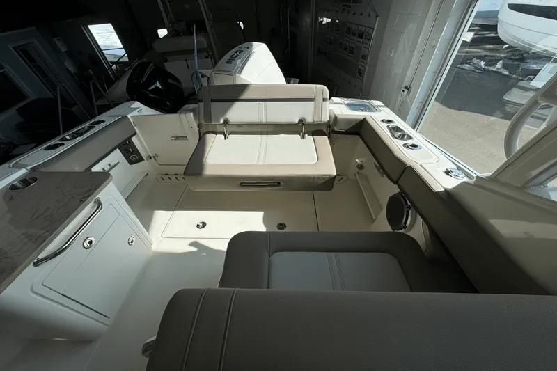 Slide: The Image of Boston Whaler 240 Vantage 2025 - 16