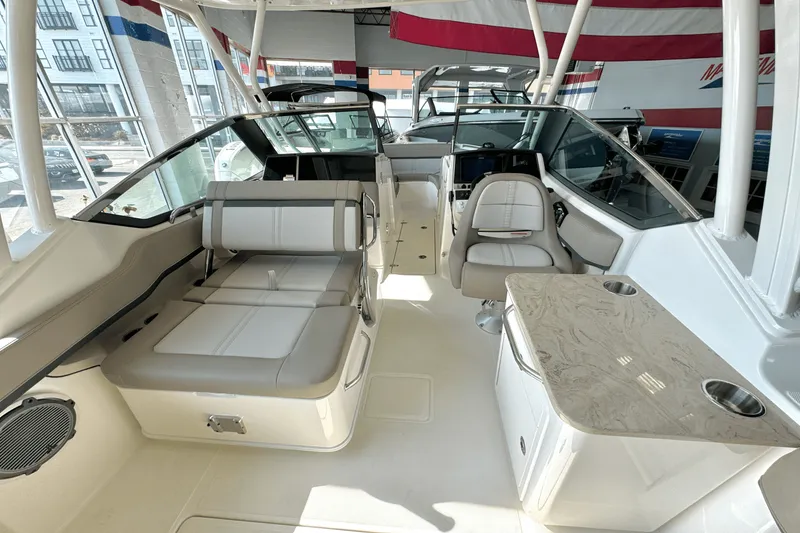 Slide: The Image of Boston Whaler 240 Vantage 2025 - 17