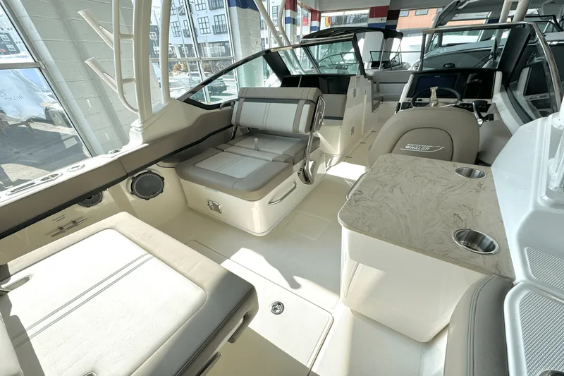 Slide: The Image of Boston Whaler 240 Vantage 2025 - 18