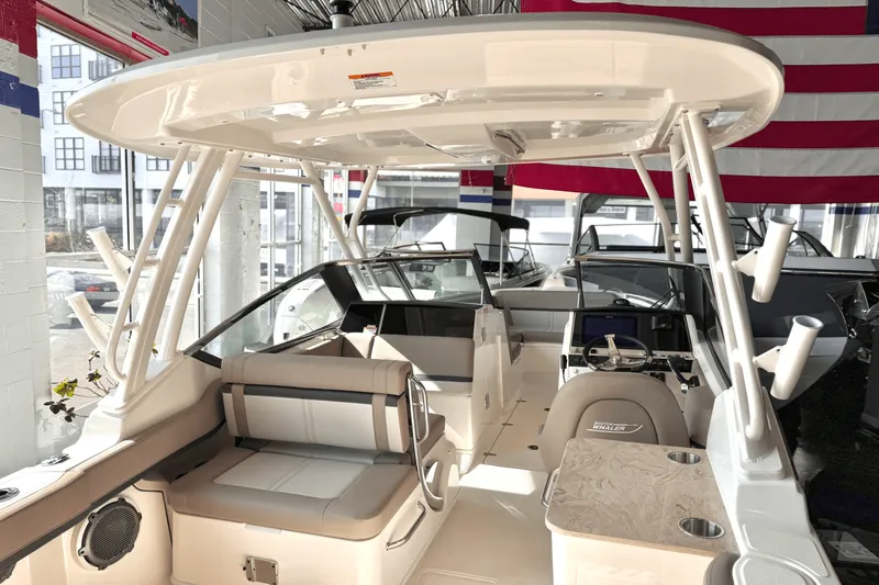 Slide: The Image of Boston Whaler 240 Vantage 2025 - 19