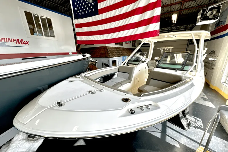 Slide: The Image of Boston Whaler 240 Vantage 2025 - 2