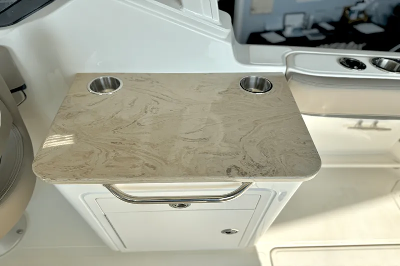 Slide: The Image of Boston Whaler 240 Vantage 2025 - 20