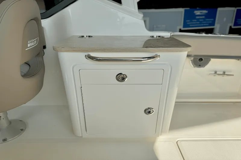 Slide: The Image of Boston Whaler 240 Vantage 2025 - 21