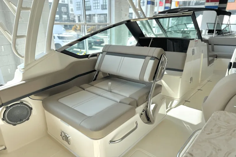 Slide: The Image of Boston Whaler 240 Vantage 2025 - 22