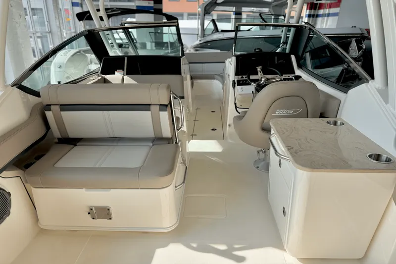 Slide: The Image of Boston Whaler 240 Vantage 2025 - 23