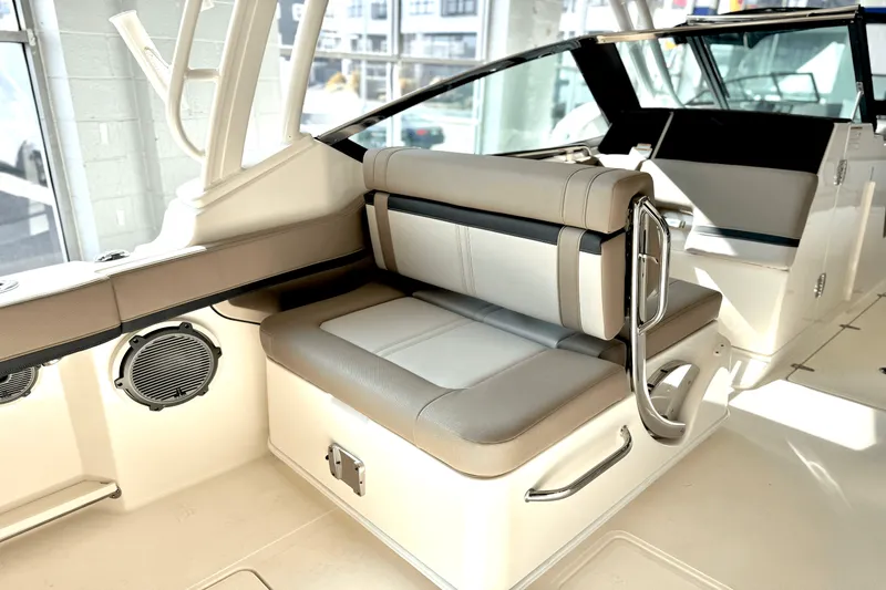 Slide: The Image of Boston Whaler 240 Vantage 2025 - 24