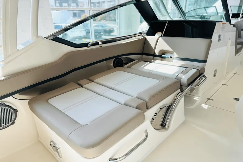 Slide: The Image of Boston Whaler 240 Vantage 2025 - 26