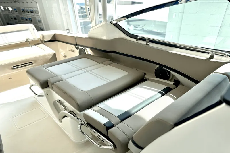 Slide: The Image of Boston Whaler 240 Vantage 2025 - 27