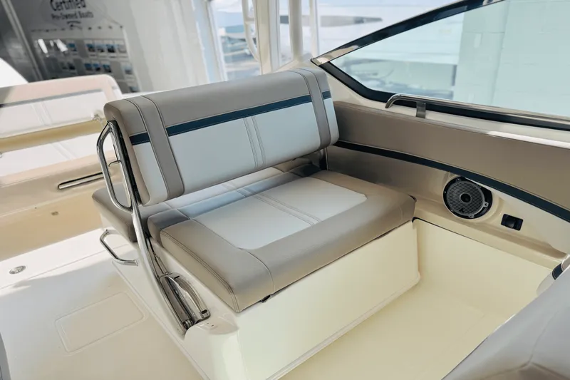 Slide: The Image of Boston Whaler 240 Vantage 2025 - 28
