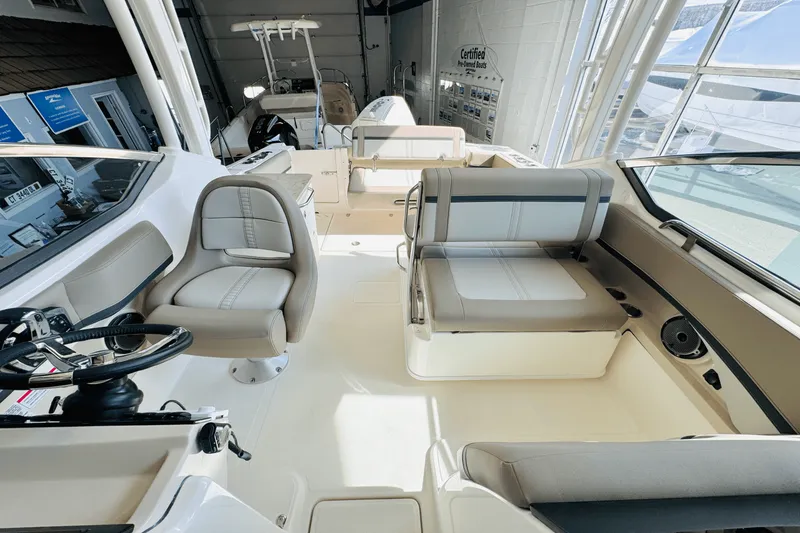 Slide: The Image of Boston Whaler 240 Vantage 2025 - 29
