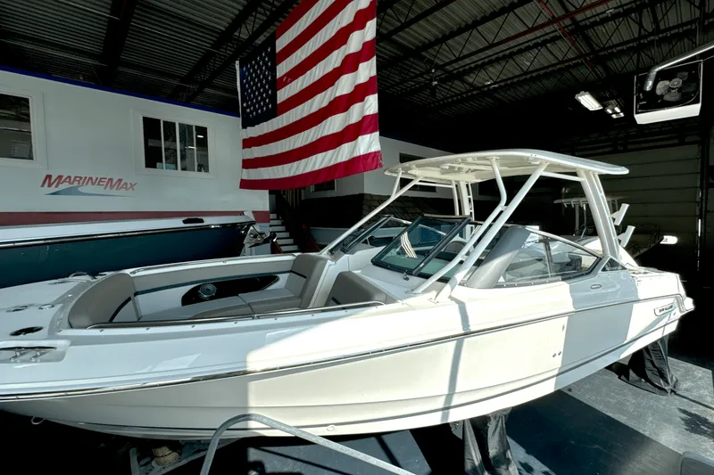 Slide: The Image of Boston Whaler 240 Vantage 2025 - 3