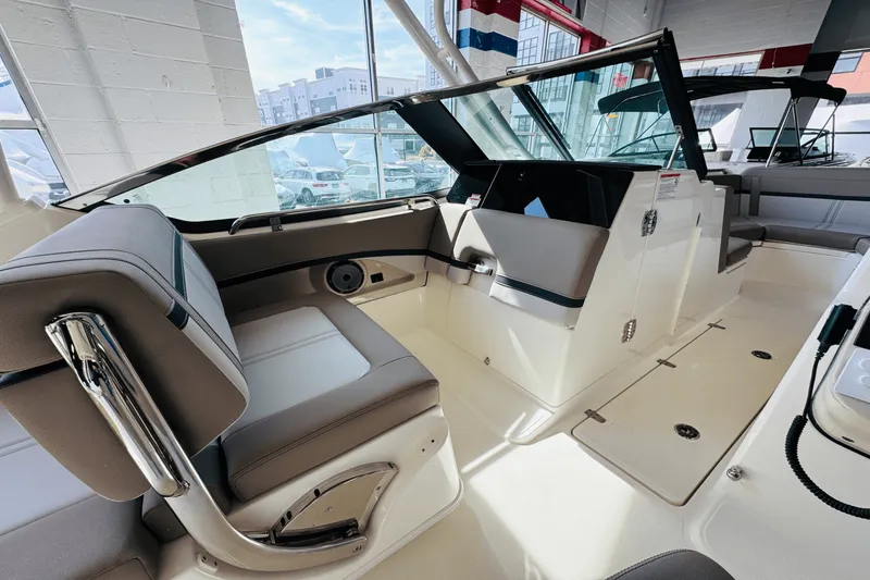 Slide: The Image of Boston Whaler 240 Vantage 2025 - 30