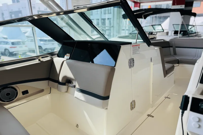 Slide: The Image of Boston Whaler 240 Vantage 2025 - 31