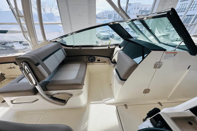 Slide: The Image of Boston Whaler 240 Vantage 2025 - 32