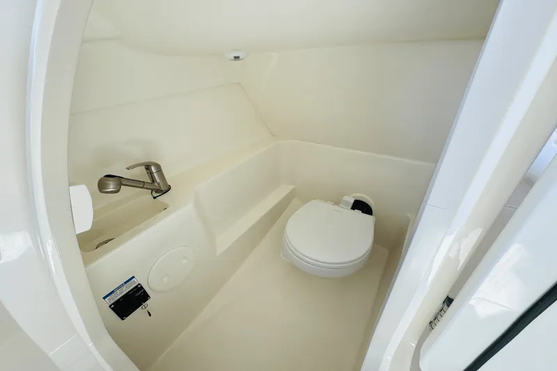 Slide: The Image of Boston Whaler 240 Vantage 2025 - 33