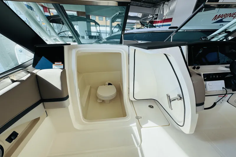 Slide: The Image of Boston Whaler 240 Vantage 2025 - 34