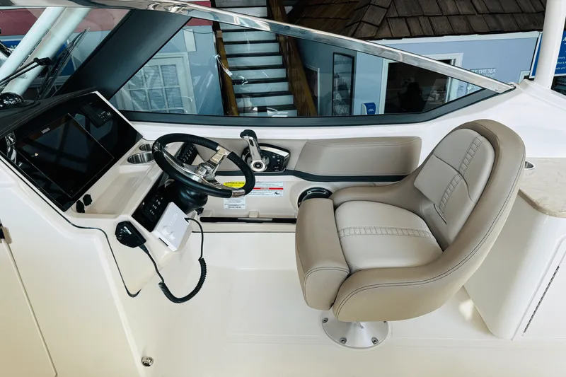 Slide: The Image of Boston Whaler 240 Vantage 2025 - 35