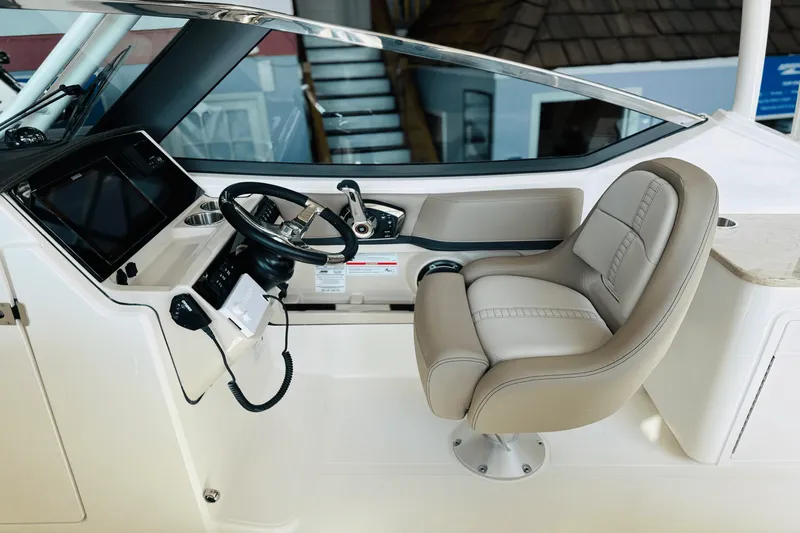 Slide: The Image of Boston Whaler 240 Vantage 2025 - 36