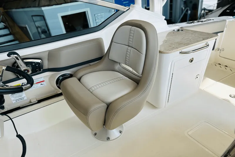 Slide: The Image of Boston Whaler 240 Vantage 2025 - 37