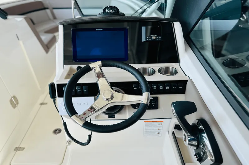 Slide: The Image of Boston Whaler 240 Vantage 2025 - 38