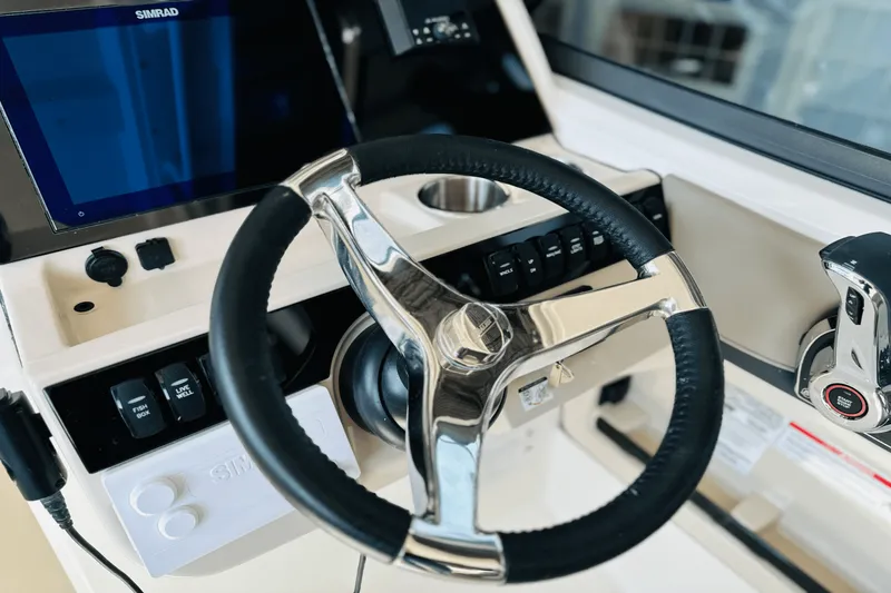 Slide: The Image of Boston Whaler 240 Vantage 2025 - 39