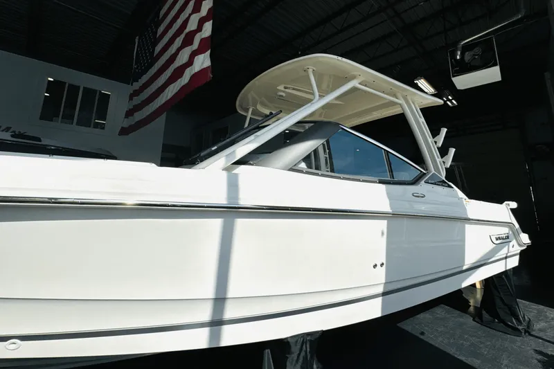 Slide: The Image of Boston Whaler 240 Vantage 2025 - 4