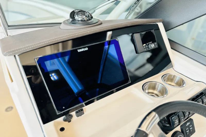 Slide: The Image of Boston Whaler 240 Vantage 2025 - 40