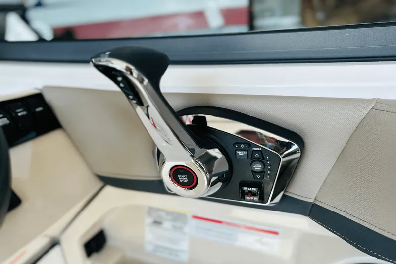 Slide: The Image of Boston Whaler 240 Vantage 2025 - 41