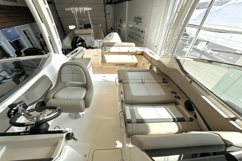 Slide: The Image of Boston Whaler 240 Vantage 2025 - 42