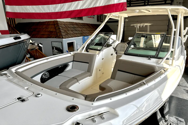 Slide: The Image of Boston Whaler 240 Vantage 2025 - 43