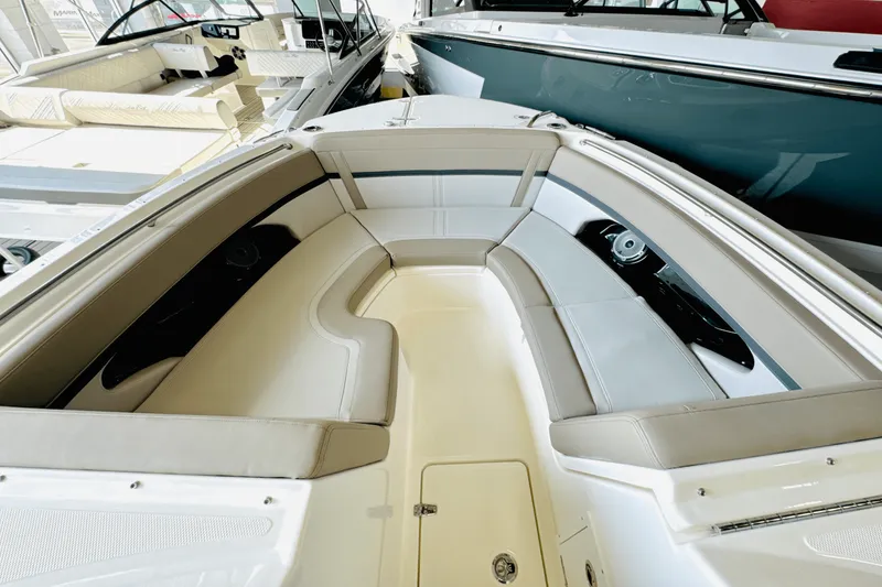 Slide: The Image of Boston Whaler 240 Vantage 2025 - 44