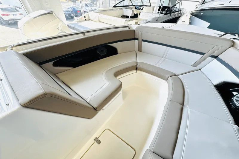 Slide: The Image of Boston Whaler 240 Vantage 2025 - 45