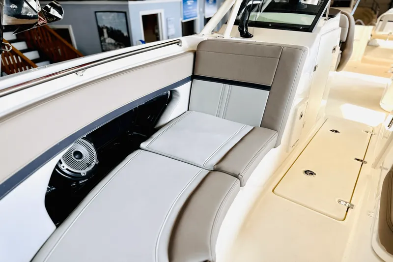 Slide: The Image of Boston Whaler 240 Vantage 2025 - 46