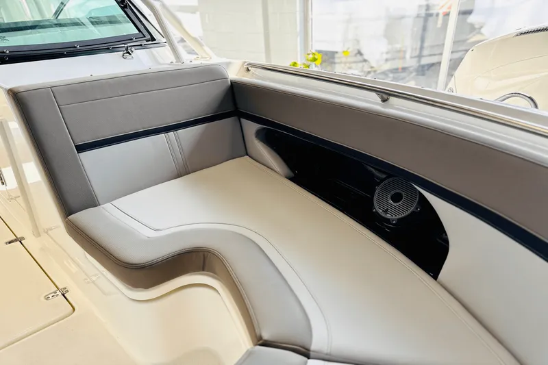 Slide: The Image of Boston Whaler 240 Vantage 2025 - 47