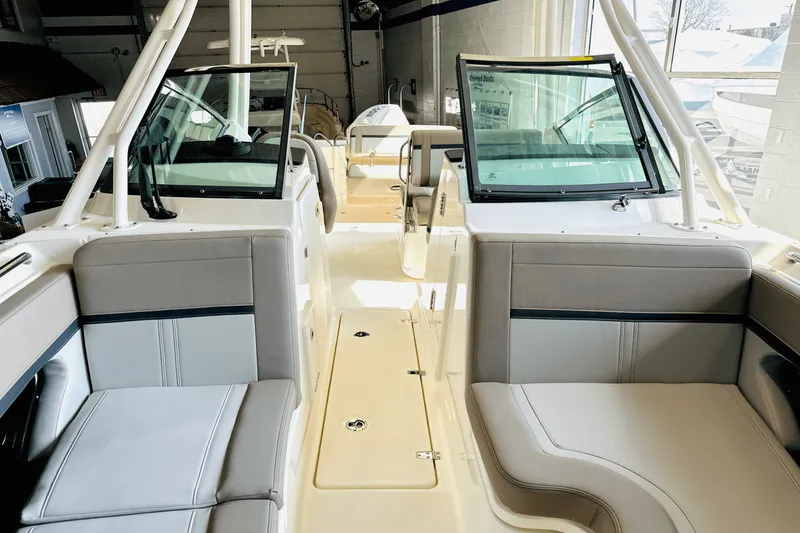 Slide: The Image of Boston Whaler 240 Vantage 2025 - 48