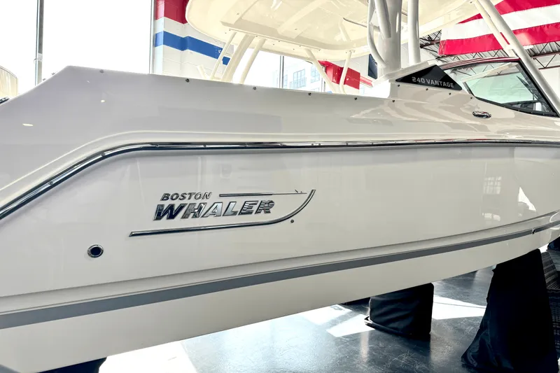Slide: The Image of Boston Whaler 240 Vantage 2025 - 5