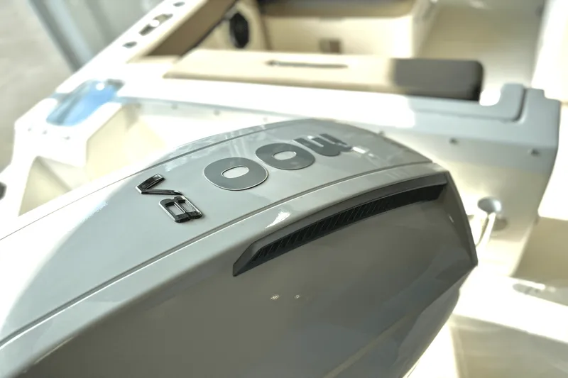 Slide: The Image of Boston Whaler 240 Vantage 2025 - 6