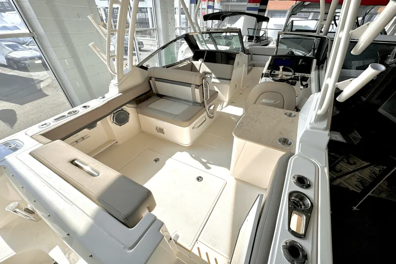 Slide: The Image of Boston Whaler 240 Vantage 2025 - 7