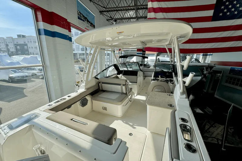 Slide: The Image of Boston Whaler 240 Vantage 2025 - 8