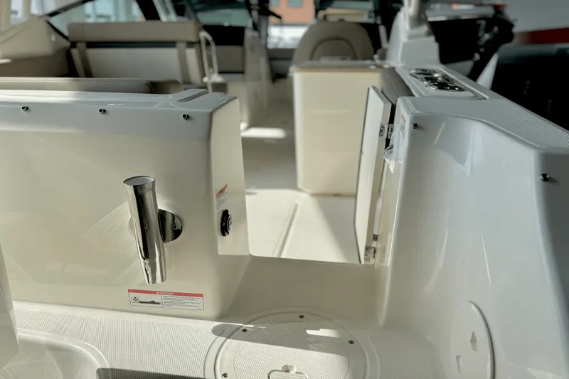 Slide: The Image of Boston Whaler 240 Vantage 2025 - 9