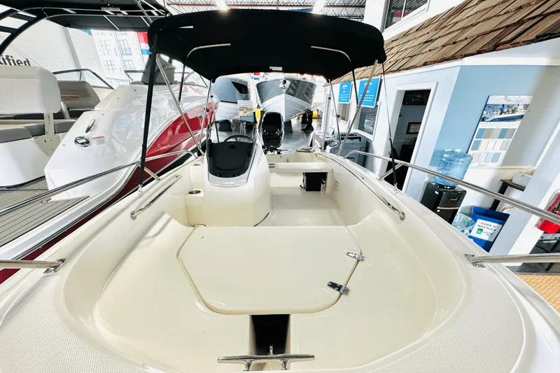Slide: The Image of Boston Whaler 130 Super Sport 2025 - 17