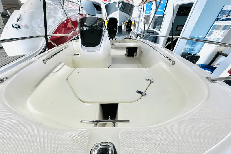 Slide: The Image of Boston Whaler 130 Super Sport 2025 - 18